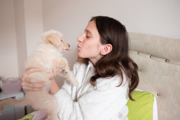 小女孩喜欢她可爱的小狗图片下载