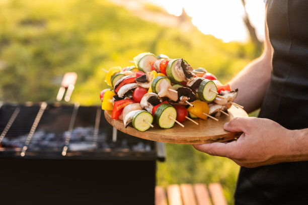 农作物厨师端着盘子和蔬菜串图片下载