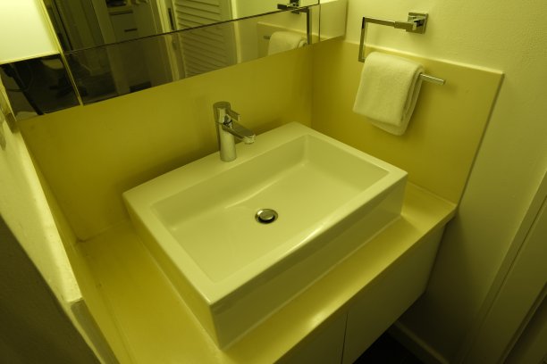 浴室白色水槽，现代风格图片下载