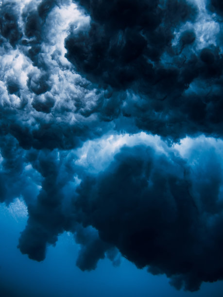 水下海浪在海洋中碎裂。水下纹理图片下载