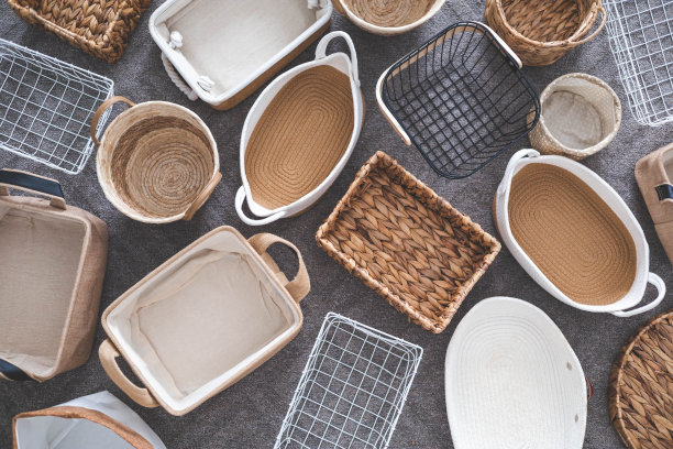 储物箱平放;不同大小和形状的容器和篮子图片下载