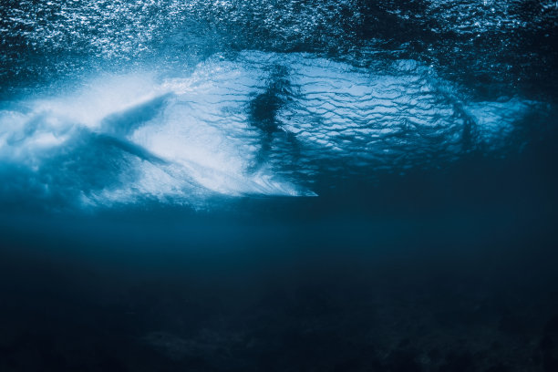 水下冲浪，冲浪者在海里冲浪。透明水中的水下浪和冲浪板图片下载