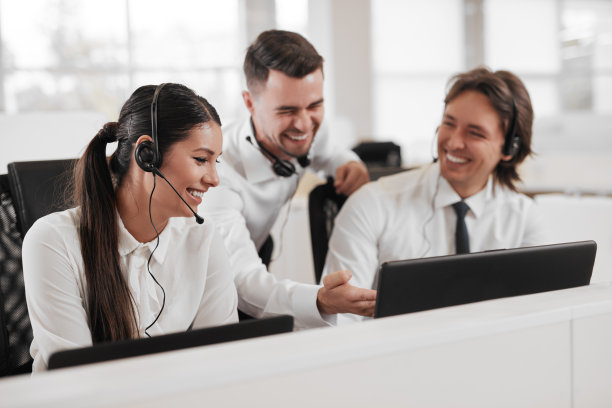 呼叫中心工作人员正在讨论上网本上的数据图片下载