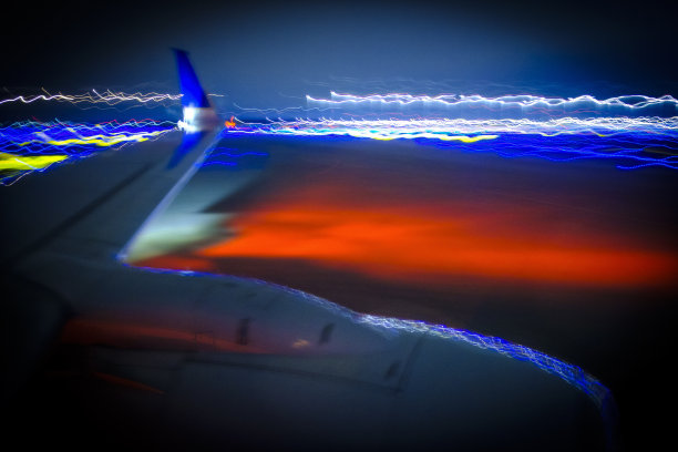 商业客机夜间着陆的长时间曝光。图片下载