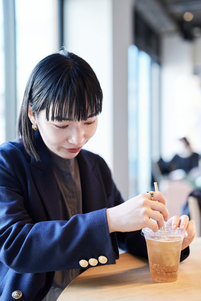 年轻女子在咖啡馆放松图片下载