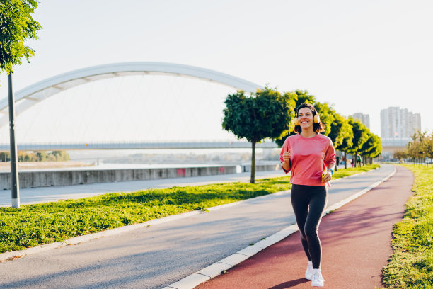 年轻女子边跑步边听音乐图片下载