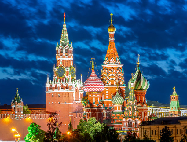 瓦西里大教堂(圣巴兹尔大教堂)和莫斯科克里姆林宫的Spasskaya塔日落时，莫斯科，俄罗斯图片下载