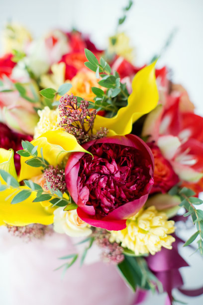 漂亮的礼盒，上面有花图片下载