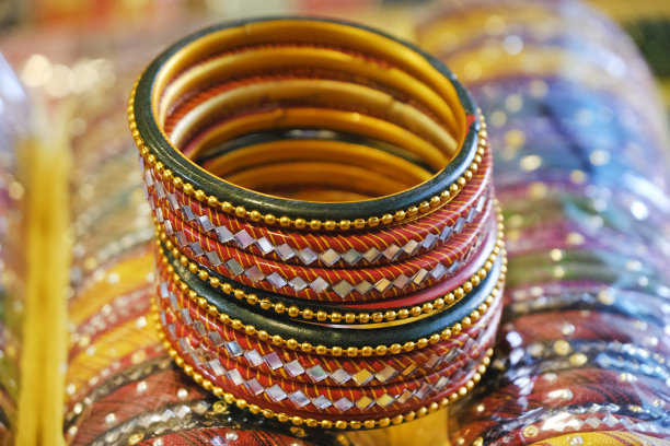彩色手镯显示在商店为妇女，金属手镯排列在货架上出售，系列手镯。有选择性的重点。图片下载