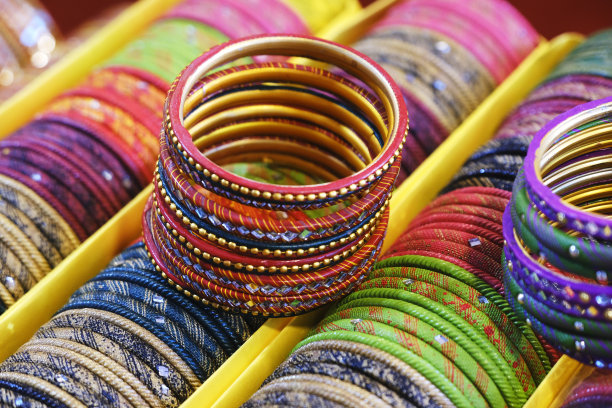 彩色手镯显示在商店为妇女，金属手镯排列在货架上出售，系列手镯。有选择性的重点。图片下载