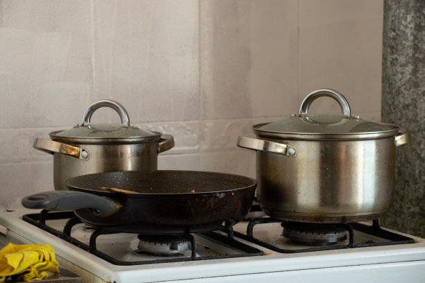 锅在家里厨房的煤气炉上图片下载