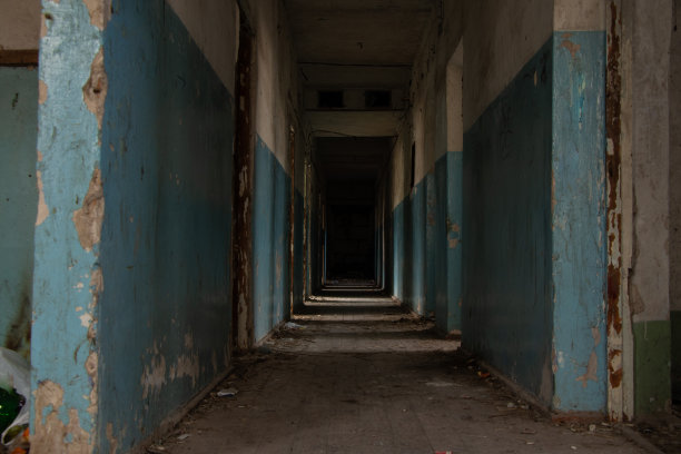 废弃的老未完工的建筑，房子图片下载