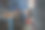 一个工人用钻头钻金属管的特写镜头图片下载