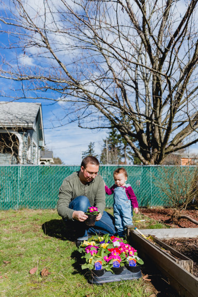 慈爱的父亲和他的小女儿在前院享受春天图片下载