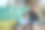 慈爱的父亲和他的小女儿在前院享受春天图片下载