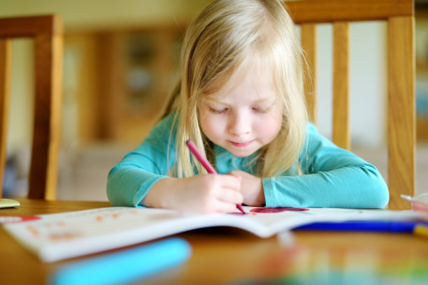 可爱的小女孩正在用彩色的马克笔画画图片下载