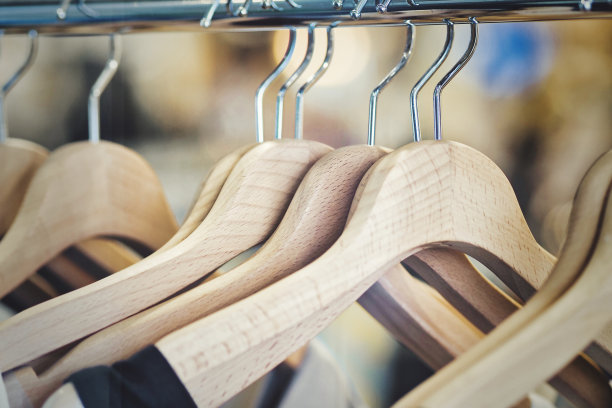 时尚形象的衣服和很多衣架图片下载