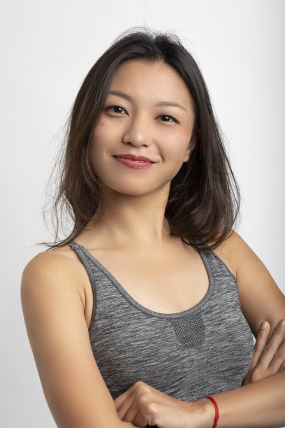 肖像美丽的亚洲女孩与大微笑和棕色的头发。图片下载