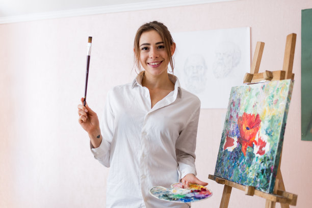 年轻漂亮的艺术家女孩对着镜头微笑图片下载