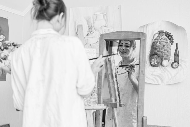 美丽的好女孩正在画画和微笑图片下载