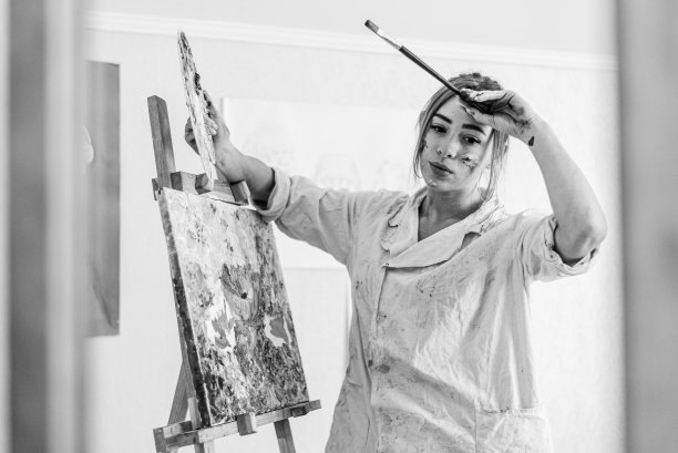 美丽的年轻艺术家女孩累了图片下载