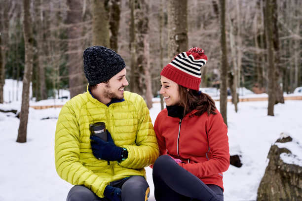 快乐的情侣在训练间隙讲话图片下载