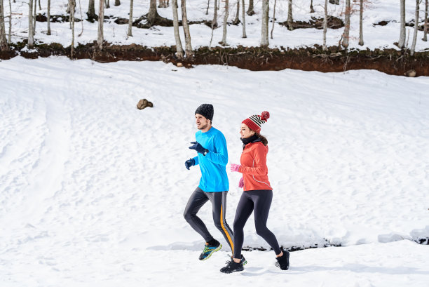 运动员在雪天中慢跑图片下载