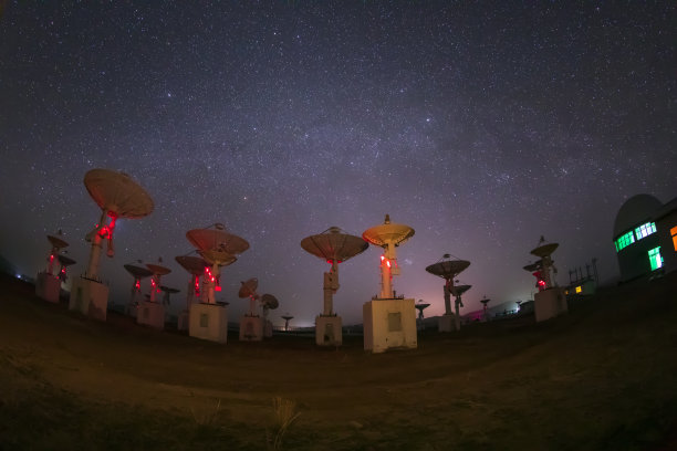 射电望远镜和银河系图片下载