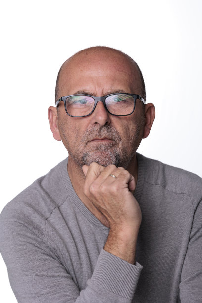 近距离特写自信认真集中男子50岁以上看着相机工作室肖像，孤立在白色工作室背景图片下载