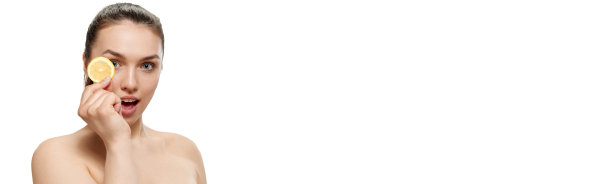 特写肖像。微笑的年轻美丽的女孩，保持良好的皮肤隔离在白色的背景。自然美概念，护肤，美容，健康，广告图片下载