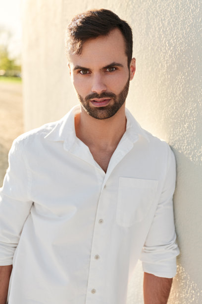 靠在墙上的中东男子图片下载