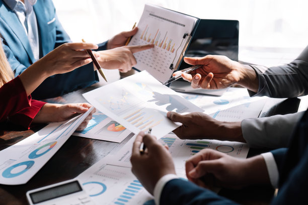 业务团队协作，讨论工作，分析财务数据和营销增长报告图表，展示和头脑风暴战略规划，使公司盈利图片下载