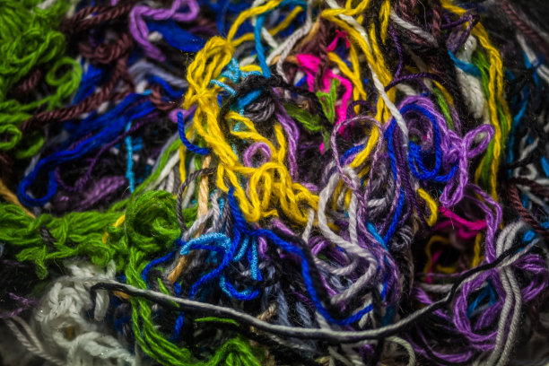 在白色背景上编织的彩色线图片下载