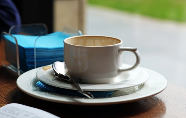 一杯拿铁放在夏日露台的桌子上图片下载