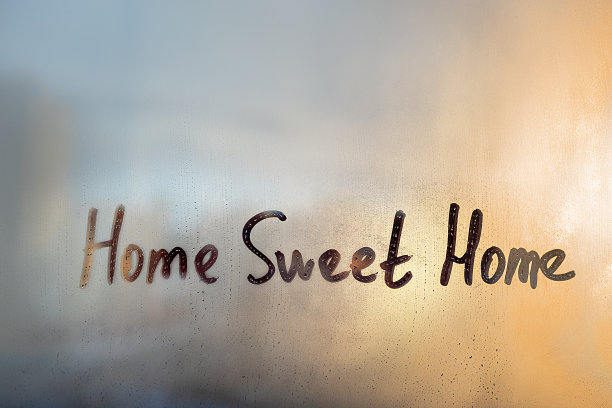 手绘的信息回家甜蜜的家在雾蒙蒙的玻璃在suset窗口图片下载