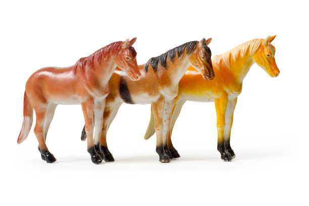 三个白色背景的马雕像。图片下载