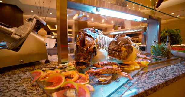 自助餐厅的美味鱼盘。图片下载