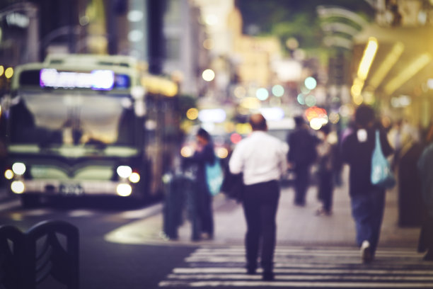 黄昏的城市景观和模糊的景观图片下载