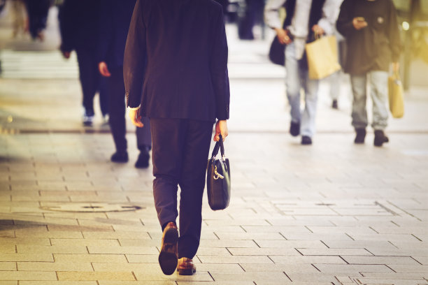 一个行走的商人的背影图片下载