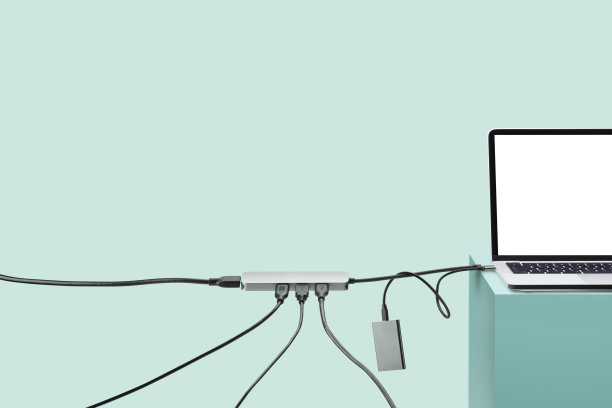 桌上的笔记本电脑图片下载