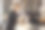 在美容院，戴着蓝色手套的发型师正在检查客户的头发颜色变化。发型。图片下载