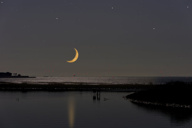 新月从东京湾地区升起图片下载