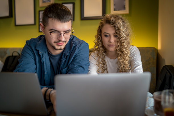 商务人士在咖啡馆一起使用笔记本电脑工作图片下载