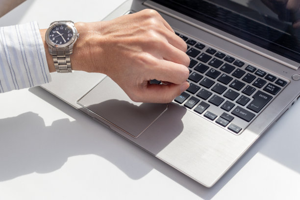 在电脑上工作时检查时间图片下载