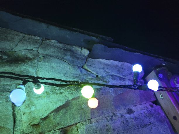 阿尔斯通一座建筑上的圣诞彩灯图片下载