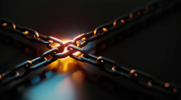 黑色背景上橙色灯光照亮的链条图片下载