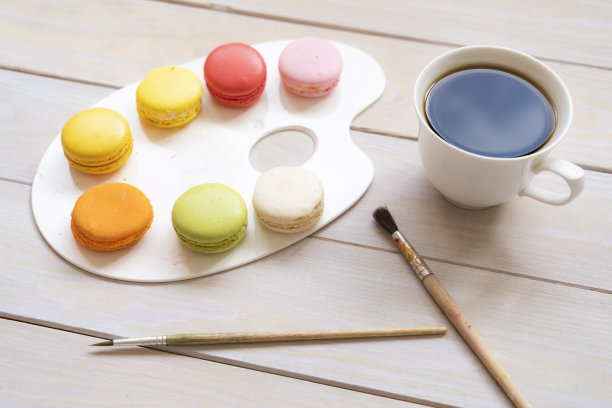 一杯咖啡和彩色马卡龙图片下载