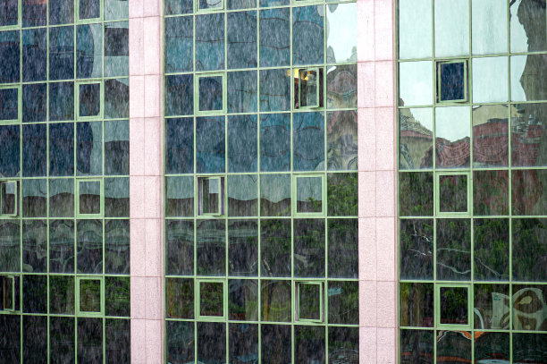 下雨天玻璃建筑的表面图片下载