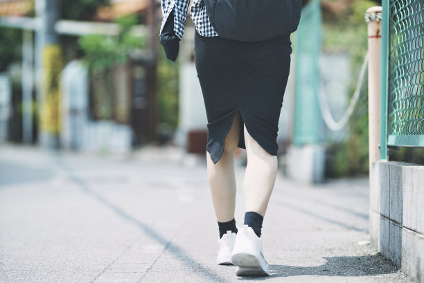 一个行走的女人的脚图片下载