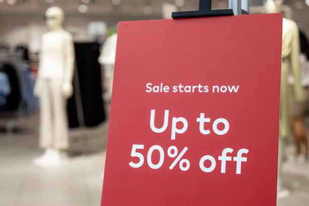 服装店展示架5折促销图片下载